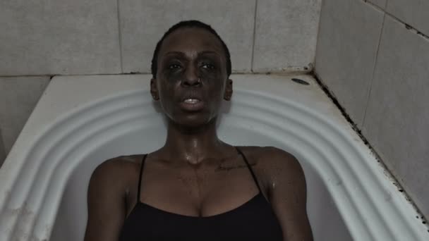 Dirty Conscience Black Woman Distressed Guilt Dressed Bathtub — Stok Video