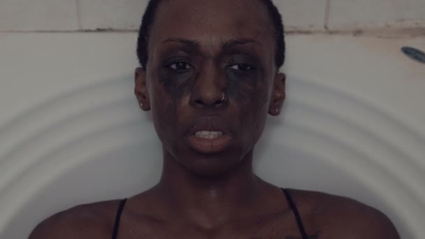 Delírios Perseguição Paranóica Mulher Negra Banheira Olha Torno Assustado — Vídeo de Stock