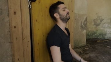 Avlanırlar, çıkış yolu yoktur. Çaresiz bir adam kötü bir durumdan kaçar.