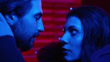 Tutku, aşk - genç çift başlıklarını çıkarıp tutkuyla öpüşüyor