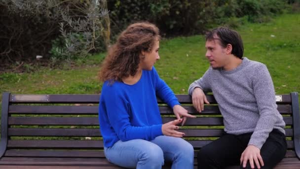 Spot Işığını Çalan Adam Iki Ortak Arkadaş Tarafından Konuşmanın Dışında — Stok video
