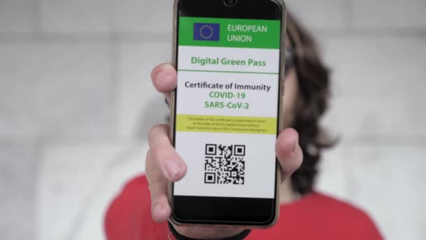 Sars Cov Fickó Megmutatja Mobilján Digitális Zöld Belépőt — Stock videók