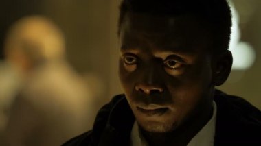 Düşünceler, sorunlar - düşünceli siyah adam başını kaldırır ve iç çekerek yüzünü çevirir.