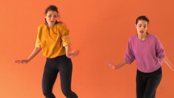 Moderna Dansstudenter Repeterar Synkroniserad Dansteknik — Stockvideo
