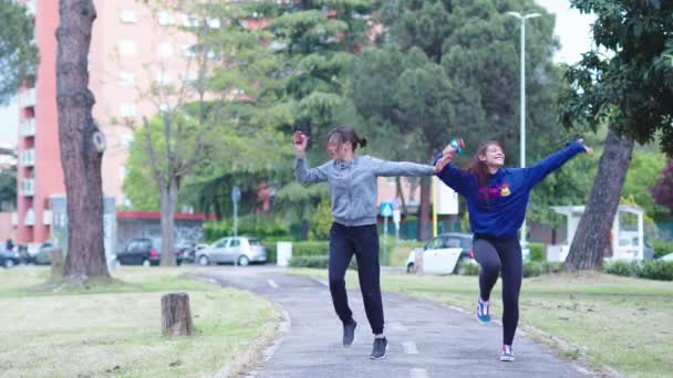 Mujeres Atléticas Realizan Una Danza Sincronizada Terminan Usando Gafas Sol — Vídeos de Stock