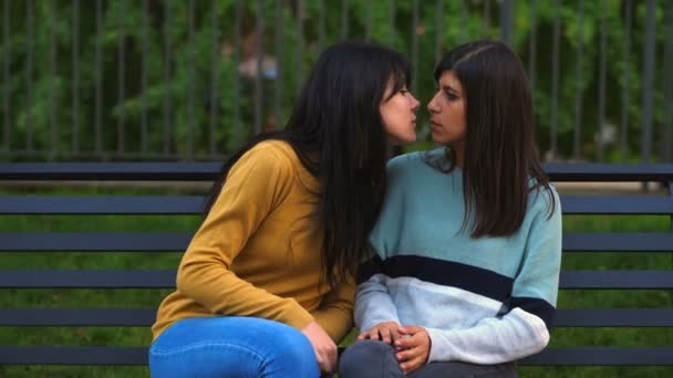 Scoprendo Stesso Omosessuale Donna Bacia Suo Amico Stupito — Video Stock