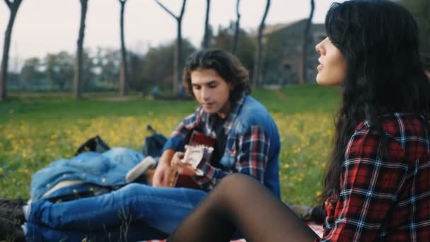 Μουσικό Πικνίκ Νεαρή Γυναίκα Στο Πάρκο Τραγουδά Συνοδευόμενη Από Τον — Αρχείο Βίντεο