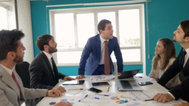 Başarı, iş toplantısındaki kariyer yöneticileri projenin başarısına seviniyor