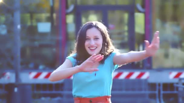 Молода Жінка Танцює Перед Камерою Виконуючи Синхронні Рухи — стокове відео