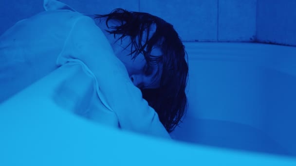 Selbstmordneigung Regungslose Depressive Frau Lehnt Der Badewanne — Stockvideo