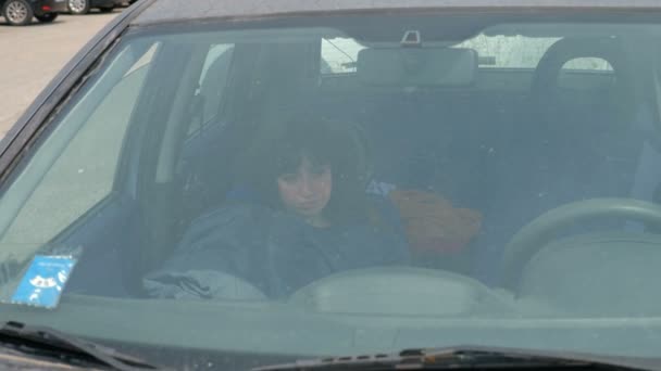 共存问题 女人和丈夫吵架后睡在车里 — 图库视频影像