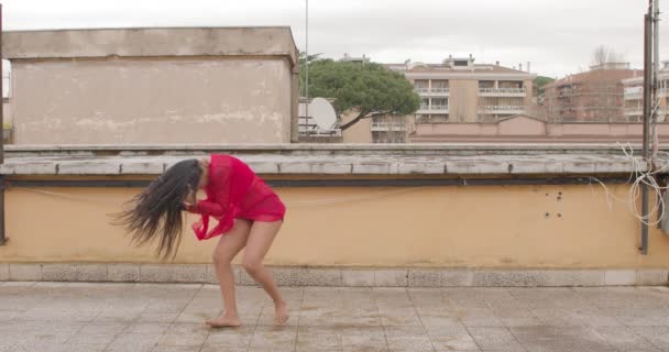 Młoda Hinduska Kobieta Wykonująca Klasyczną Choreografię Taneczną Dachu — Wideo stockowe