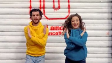 Kameranın önünde genç bir çift tarafından senkronize edilmiş dans gösterisi