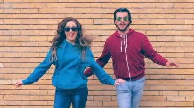 Komik çift kameranın önünde hip hop tarzında senkronize adımlar atıyor.