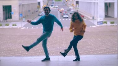 Sokak dansı. Genç çift senkronize hareketler yapıyor.