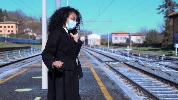 Технології Транспорт Його Жінка Телефону Чекає Поїзд — стокове відео