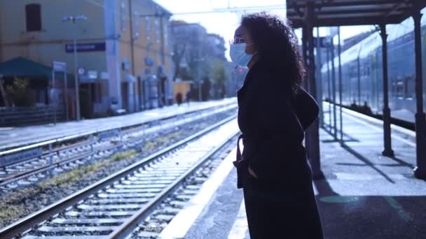 Maskeli Güzel Spanyol Kız Istasyonda Treni Bekliyor — Stok video