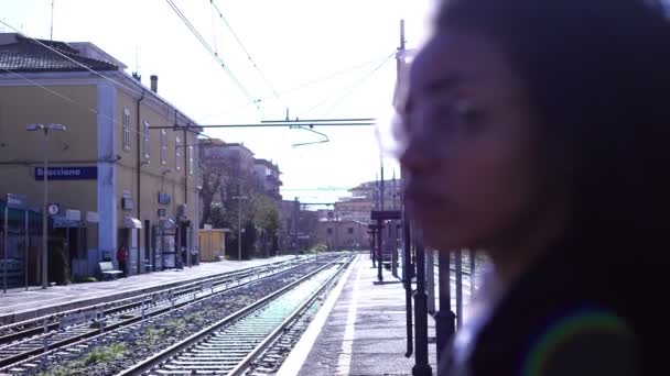 Stasyondaki Genç Düşünceli Kadını Treni Bekliyor Bulanık — Stok video