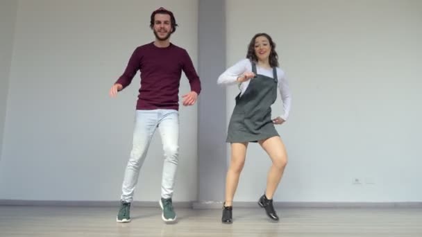 Νεαρό Ζευγάρι Εκτελεί Μια Σύγχρονη Χορογραφία Χορού Μπροστά Από Την — Αρχείο Βίντεο