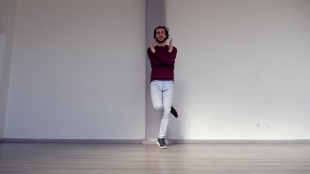 Modern Dance Studentin Führt Choreografie Vor Der Kamera Auf — Stockvideo