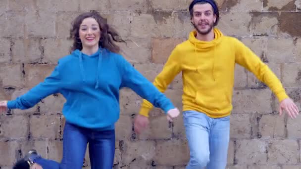 Ευτυχισμένο Ζευγάρι Χορεύει Τέλειο Συγχρονισμό Ανάμειξη Στυλ Χορού — Αρχείο Βίντεο