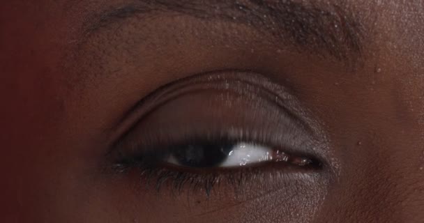 Крупним Планом Портрет Відкриття Очей Чорної Жінки Дивиться Камеру Макрос — стокове відео