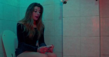 Genç bayan hamilelik testinin pozitif çıkmasından endişe duyuyor.