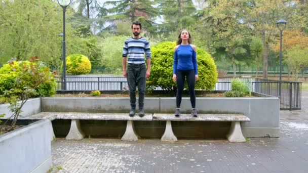 Leren Dansen Jongen Leren Dansen Voert Gesynchroniseerde Stappen — Stockvideo