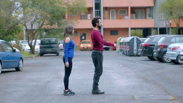 Street Dance Young Couple Performs Synchronized Dance Steps — Stock Video