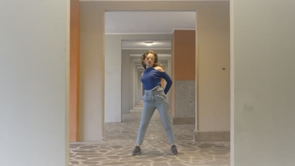 Mladá Žena Provádí Synchronizované Kroky Tance Dokonalou Koordinací — Stock video