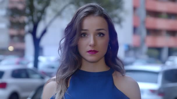 Genç Bir Kadın Şaşkın Bıkkın Arasındaki Ifadeyi Benimsiyor — Stok video