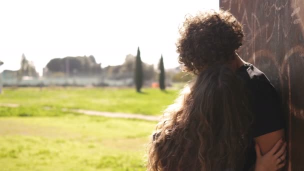 Kıskançlık Aldatan Genç Adam Kız Arkadaşının Başka Birini Öptüğünü Görünce — Stok video