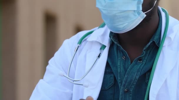 Κατάσταση Έκτακτης Ανάγκης Covid Ανησυχούν Μαύρο Γιατρό Κουνάει Κεφάλι Του — Αρχείο Βίντεο