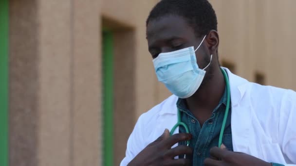 Maske Takan Stresli Siyah Doktor Ara Verdiğinde Rahatlıyor — Stok video