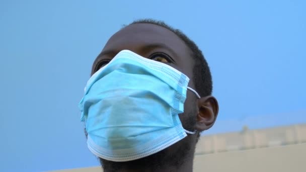 Emergenza Covid Medico Nero Pensoso Che Indossa Maschera Guarda Altrove — Video Stock