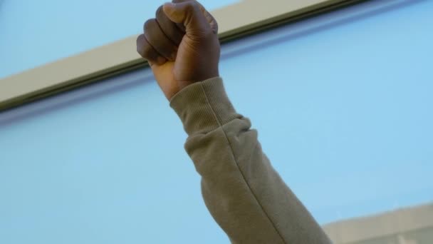 Gest Polityczny Zaciśnięta Pięść Czarnego Człowieka Podniesiona Przeciwko Rasizmowi — Wideo stockowe