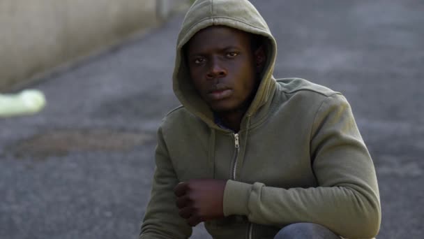 Насильству Визначений Чорний Чоловік Піднімає Кулак Дивиться Камеру — стокове відео
