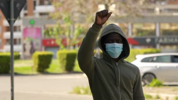 Protest Covid Svart Man Med Mask Höjer Näven Som Symbol — Stockvideo