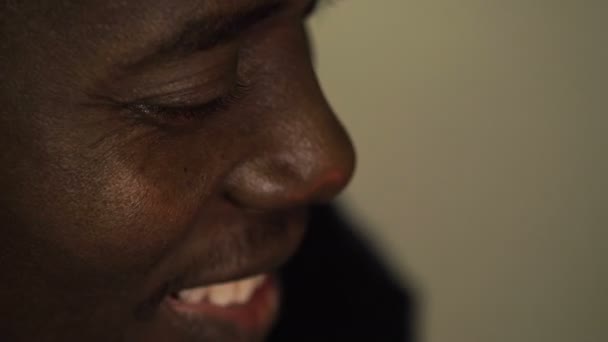 Sociale Globalisering Glimlachende Zwarte Man Kijkt Een Video Zijn Smartphone — Stockvideo