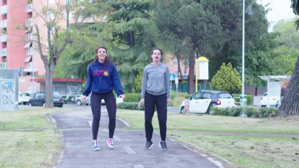 Danse Rue Jeunes Femmes Capuche Dansent Synchronisées Dans Style Hip — Video