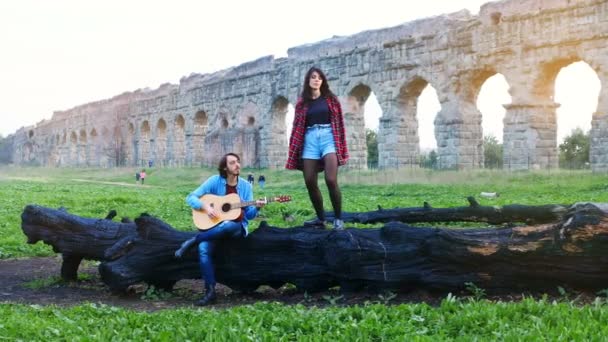 Joven Mujer Tronco Canta Novio Toca Guitarra — Vídeos de Stock