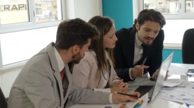 iş, teknoloji - yöneticiler bilgisayardaki güç noktası sunumunu kontrol ederler
