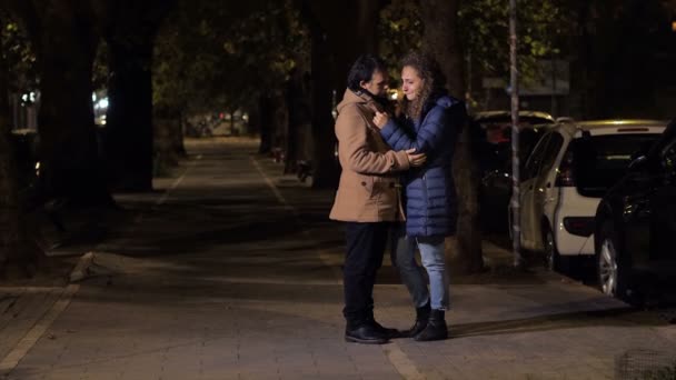 Şefkat Rahatlık Nsan Çaresiz Dostunu Geceleri Sokakta Teselli Eder — Stok video
