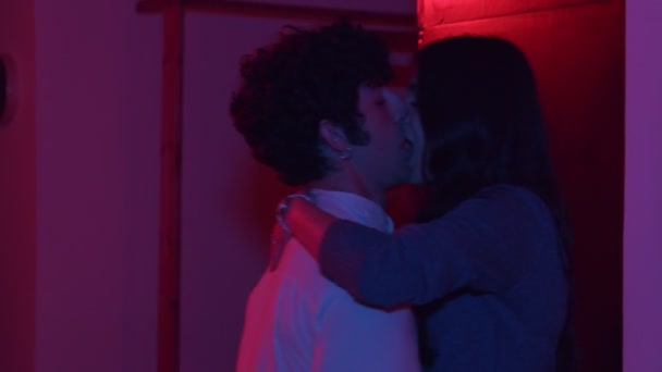 女人把踌躇的伴侣吸引到她身边 亲吻他 — 图库视频影像