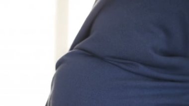 Dışarı çıkmaya hazırlanın. Açık mavi bir kazak giyen genç bayan.