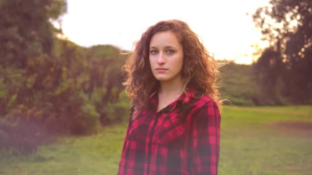 Задумчивая Молодая Женщина Смотрящая Камеру Парк Меняет Выражение Лица Улыбки — стоковое видео