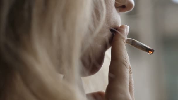 Tütün Bağımlılık Genç Kadın Hevesle Sigara Emiyor Makro — Stok video