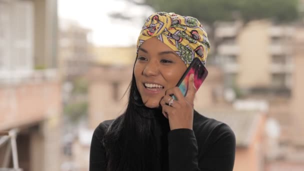 Technologia Komunikacja Młoda Hinduska Kobieta Turbanowych Rozmowach Przez Telefon — Wideo stockowe