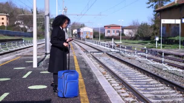 Giovane Donna Affari Alla Stazione Aspetta Che Treno Digiti Telefono — Video Stock