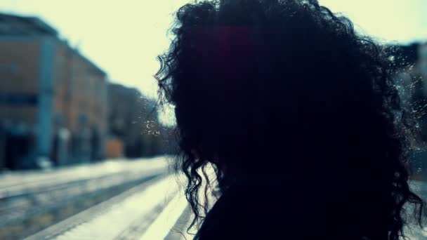 Ung Latinamerikansk Kvinna Den Öde Stationen Väntar Ivrigt Tåget — Stockvideo